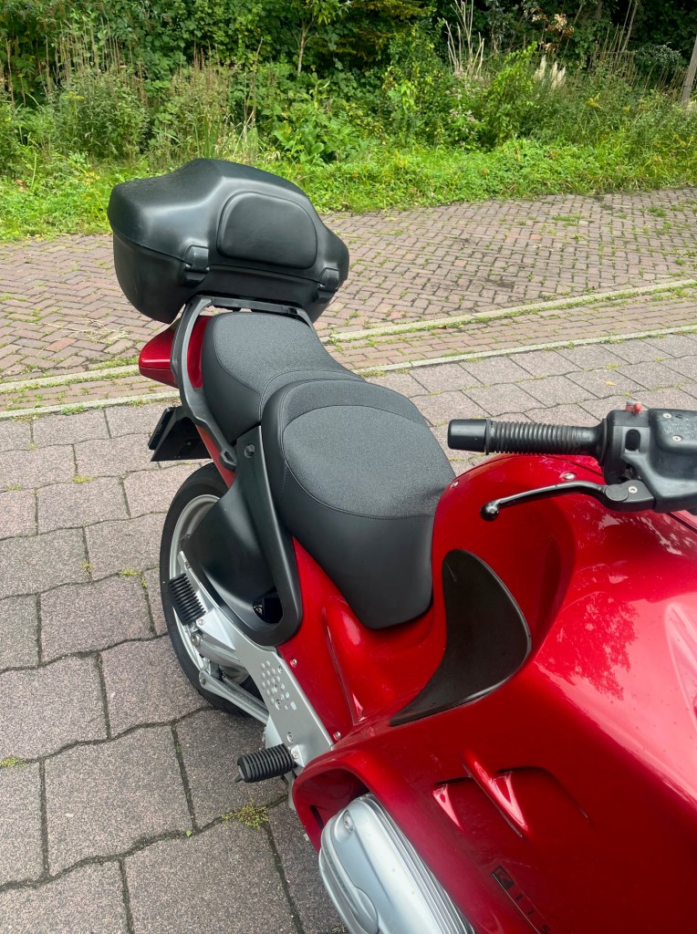 bekleding BMW r1150 rt aangepast zadel met nieuwe bekleding.
inclusief nieuw comfortschuim