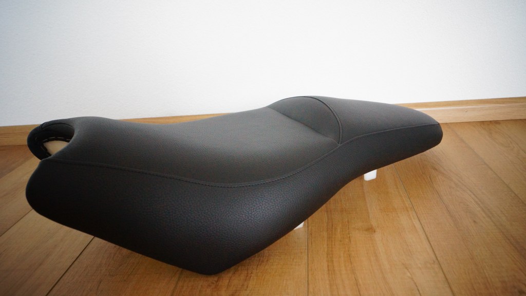 Kawasaki Versys zadel 4 cm hoger gemaakt met comfort schuim